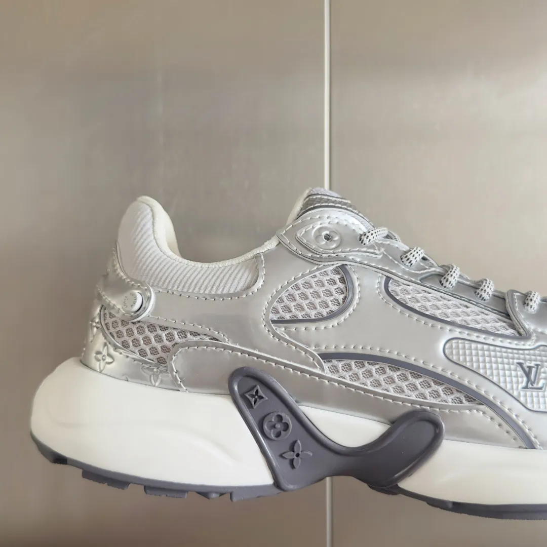 Top version: Couple model 640💰 LV Louis Vuitton L House Donkey Brand Latest Olympia Series Couple Model Silver Horn King Casual Sports Shoes Running Shoes This LV Olympia sports shoe combines mesh fabric and metallic synthetic leather and other technical fabrics to reinterpret the classic running shoe design with a neat and simple design. Lightweight EVA outsole provides a stretchy fit. Rich details such as Monogram embossing and LV letters establish recognition. Exquisite packaging at the delivery counter🛍📦 ▪️Fabric: original imported technical fabric + mesh ▪️Inner lining: original customized breathable mesh ▪️Sole: original molded rubber foam material ▪️Sole thickness: 3.5CM ▪️Size: women's 35-40 / men's 39-44